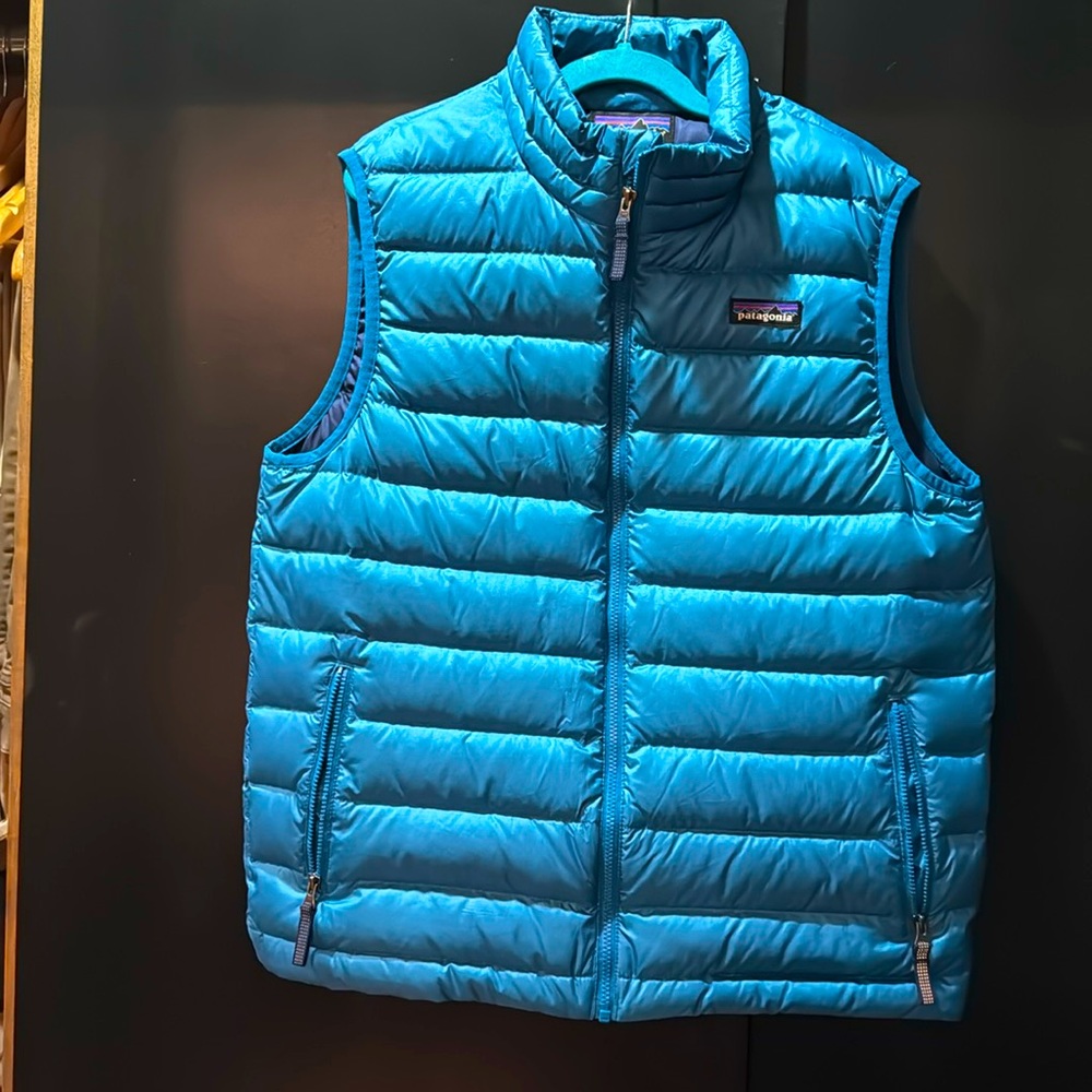 Patagonia, Puffer Vest, youth size XL (14)
Will fit adult XS